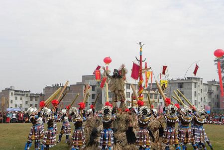 At the Lusheng and Horse Fight Festival in Rongshui Miao Autonomous county, southwest China's Guangxi Zhuang Autonomous Region, performers play the lusheng musical pipe. A dozen lusheng dancing troupes of the Miao ethnic group from the villages of mountainous Rongshui perform the lusheng dance. Visitors can also watch horses fight at the festival. [Globaltimes.cn] 