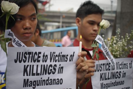 Students attend a rally to mourn over the victims of the massacre, in Manila, capital of the Philippines, Nov. 24 2009.(Xinhua/Jon Fabrigar)