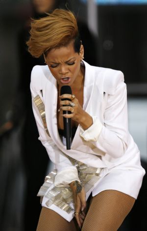 Singer Rihanna performs an outdoor concert in New York's Times Square during an appearance on ABC's Good Morning America, November 24, 2009.