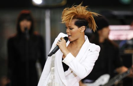 Singer Rihanna performs at an outdoor concert in New York's Times Square during an appearance on ABC's Good Morning America, November 24, 2009.