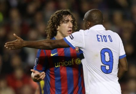 Inter Milan's Samuel Eto'o (R) argues with Barcelona's Carles Puyol during their Champions League soccer match at Nou Camp stadium in Barcelona November 24, 2009.
