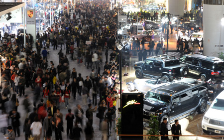 Visitors view automobiles during the 7th Guangzhou International Auto Show opened in Guangzhou, south China's Guangdong Province, Nov. 24, 2009. Some 720 automibles from over 60 auto makers are on show.