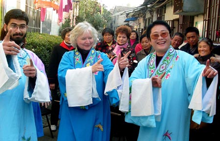 Foreign teachers and students with the Jiangsu University learn the performance skills, including aria, pantomime, stage show, etc, of Yangju Opera, Shaoxing Opera, Huaiju Opera, and other distinctive traditional Chinese Operas, from amateur performers at Zhenjiang City, east China's Jiangsu Province, Nov. 24, 2009. (Xinhua/Shi Yucheng)