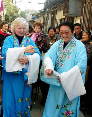 Foreign teachers and students with the Jiangsu University learn the performance skills, including aria, pantomime, stage show, etc, of Yangju Opera, Shaoxing Opera, Huaiju Opera, and other distinctive traditional Chinese Operas, from amateur performers at Zhenjiang City, east China's Jiangsu Province, Nov. 24, 2009. (Xinhua/Shi Yucheng)