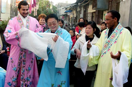 Foreign teachers and students with the Jiangsu University learn the performance skills, including aria, pantomime, stage show, etc, of Yangju Opera, Shaoxing Opera, Huaiju Opera, and other distinctive traditional Chinese Operas, from amateur performers at Zhenjiang City, east China's Jiangsu Province, Nov. 24, 2009. (Xinhua/Shi Yucheng)