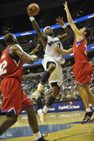 Andray Blatche(C) of Washington Wizards goes up to the basket during a NBA game against Philadelphia 76ers in Washington D.C.,the United States, Nov. 24, 2009. Wizards won 108-107. (Xinhua/Zhang Yan) 