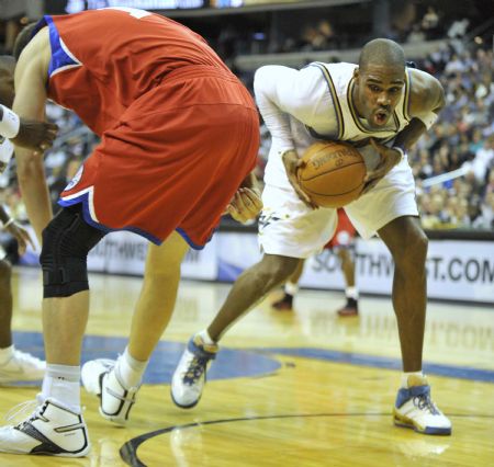 Antawn Jamison(R) of Washington Wizards controls the ball during a NBA game against Philadelphia 76ers in Washington D.C.,the United States, Nov. 24, 2009. Wizards won 108-107. (Xinhua/Zhang Yan)