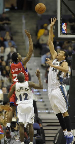 JaVale McGee(R) of Washington Wizards blocks Louis Williams(L top) of Philadelphia 76ers during their NBA game in Washington D.C.,the United States, Nov. 24, 2009. Wizards won 108-107. (Xinhua/Zhang Yan)