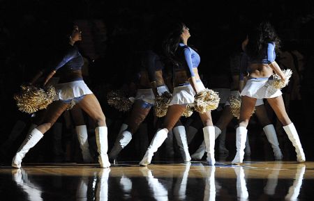 Cheer team of Washington Wizards perform before their NBA game against Philadelphia 76ers in Washington D.C.,the United States, Nov. 24, 2009. Wizards won 108-107. (Xinhua/Zhang Yan)