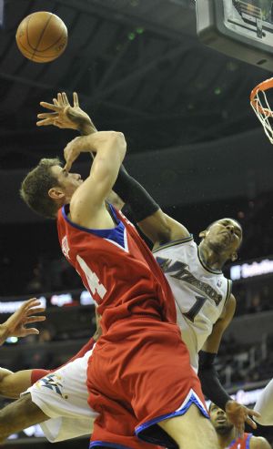 Nick Young(R) of Washington Wizards blocks Jason Smith of Philadelphia 76ers during their NBA game in Washington D.C.,the United States, Nov. 24, 2009. Wizards won 108-107. (Xinhua/Zhang Yan) 