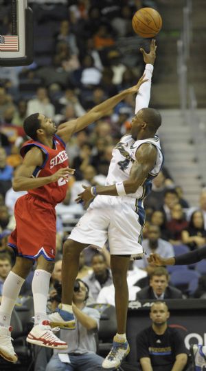 Antawn Jamison(R) of Washington Wizards shoots during a NBA game against Philadelphia 76ers in Washington D.C.,the United States, Nov. 24, 2009. Wizards won 108-107. (Xinhua/Zhang Yan) 