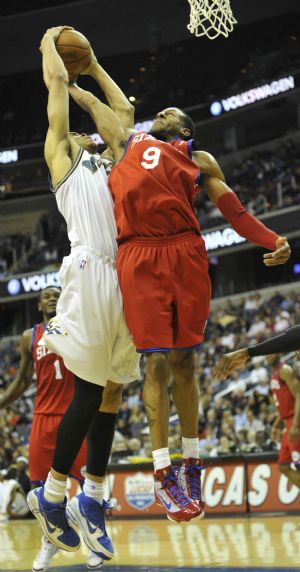 JaVale McGee(L) of Washington Wizards vies with Andre Iguodala of Philadelphia 76ers during their NBA game in Washington D.C.,the United States, Nov. 24, 2009. Wizards won 108-107. (Xinhua/Zhang Yan)