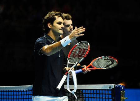 Roger Federer (L) of Switerland reacts after winning his Group A match against Andy Murray of Britain at ATP World Tour Finals in London, capital of Britain, Nov. 24, 2009. Federer won 2-1. (Xinhua/Zeng Yi)