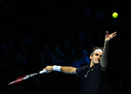 Roger Federer of Switerland serves the ball to Andy Murray of Britain during a Group A match at ATP World Tour Finals in London, capital of Britain, Nov. 24, 2009. Federer won 2-1. (Xinhua/Zeng Yi)