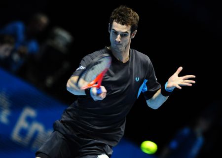 Andy Murray of Britain returns a hit to Roger Federer of Switerland during a Group A match at ATP World Tour Finals in London, capital of Britain, Nov. 24, 2009. Murray lost 1-2. (Xinhua/Zeng Yi)