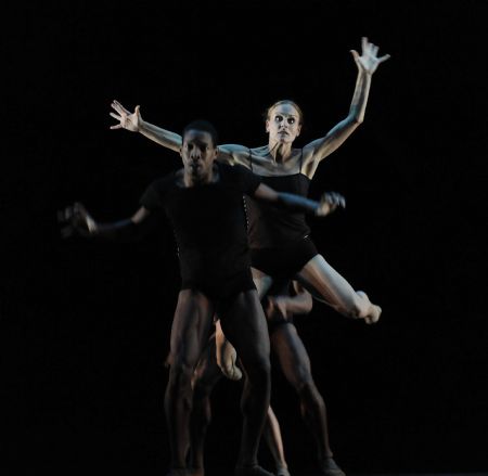 Dancers with the National Dance Company of Spain perform in Teatro Municipal of Santiago, Chile, on Nov. 24, 2009.(Xinhua/Jorge Villegas)