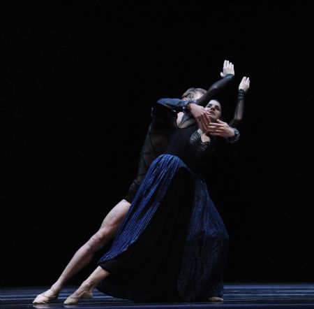 Dancers with the National Dance Company of Spain perform in Teatro Municipal of Santiago, Chile, on Nov. 24, 2009.(Xinhua/Jorge Villegas)