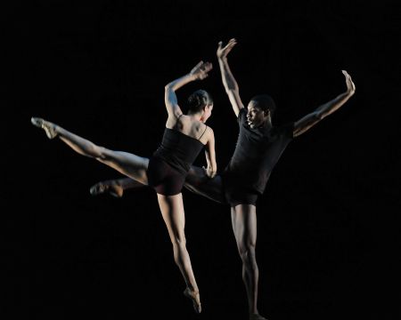 Dancers with the National Dance Company of Spain perform in Teatro Municipal of Santiago, Chile, on Nov. 24, 2009.(Xinhua/Jorge Villegas)