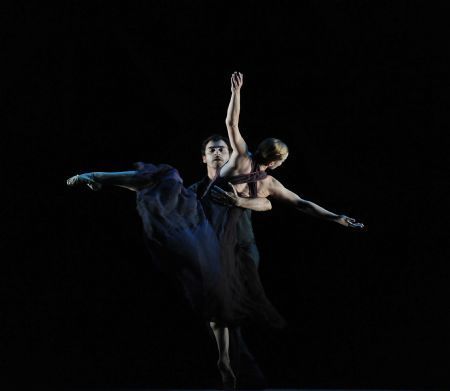 Dancers with the National Dance Company of Spain perform in Teatro Municipal of Santiago, Chile, on Nov. 24, 2009.(Xinhua/Jorge Villegas)