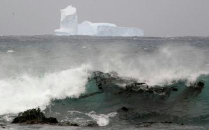 In this Nov. 16, 2009 photo released by the Australian Antarctic Division, an iceberg is seen at Sandy Bay on Macquarie Island's east coast, in the Southern Ocean 1,500 kilometers (930 miles) southeast of Tasmania, Australia.(Xinhua/AFP Photo)