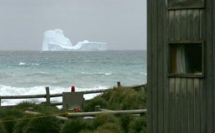 In this Nov. 16, 2009 photo released by the Australian Antarctic Division, an iceberg is seen at Sandy Bay on Macquarie Island's east coast, in the Southern Ocean 1,500 kilometers (930 miles) southeast of Tasmania, Australia.[Xinhua/AFP] 