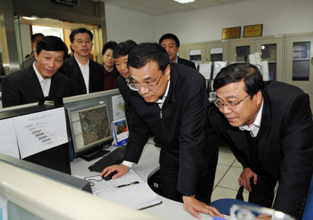 Chinese Vice Premier Li Keqiang (2nd R) inspects the Ministry of Land and Resources in Beijing, Nov. 24, 2009.