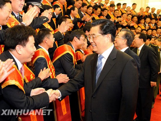 Chinese leaders Hu Jintao (R Front), Wen Jiabao (2nd R) and Li Changchun (1st R) meet with demobilized soldiers who will receive awards prior to an awarding ceremony held at the Great Hall of the People in Beijing, capital of China, Nov. 25, 2009. [Xinhua]