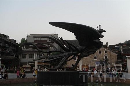 Fenghuang Ancient Town is adjacent to Dehang Village of Miao minority, Mengdong River of Yongshun and Fanjing Mountain of Guizhou Province.