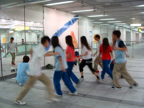 Youngsters dance inside the MRT station. [Photo: CRIENGLISH.com]