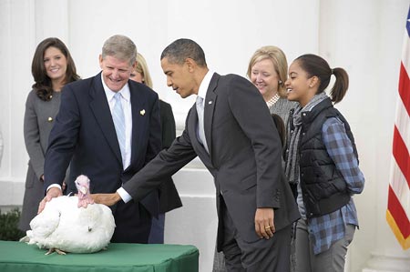The U.S. President Barack Obama (R front) pardons "Courage", the National Thanksgiving Turkey, during the annual White House presidential turkey pardoning presentation at the North Portico of the White House in Washington D.C., capital of the U.S., on Nov. 25, 2009, a day before this year