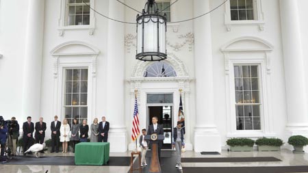 The U.S. President Barack Obama speaks as his daughters Malia and Sasha stand aside during the annual White House presidential turkey pardoning presentation at the North Portico of the White House in Washington D.C., capital of the U.S., on Nov. 25, 2009. (Xinhua/Zhang Yan)