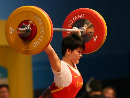Guo Xiyan of China competes during the women's 63kg category at the World Weightlifting Championships in Goyang, north of Seoul, South Korea, Nov. 25, 2009. Guo won the bronze in the clean and jerk event with 135kg. (Xinhua/He Lulu)
