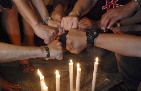 Journalists hold a candlelight indignation rally after a stunning massacre of journalists, civilians and relatives of politicians happened in Maguindanao of the southern Philippines, in Manila, Nov. 24, 2009.(Xinhua/Jonas Sulit)