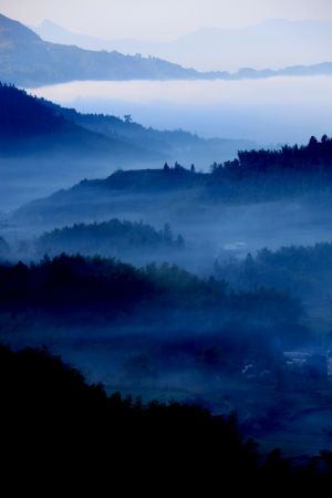 Photo taken on Nov. 25, 2009 shows a fairyland view of terraced folk dwellings hazed in the expansive dense fog, at the mountainside of Yellow Mountain, in Yixian, east China's Anhui Province. (Xinhua/Shi Guangde) 