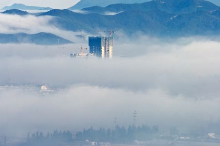 Photo taken at 8:30 am on Nov. 25, 2009 shows a fairyland view of an array of farmers' household dwellings and the residences of county's seat residents afloat over the advection fog, in a rare spectacular scene that betides in coastal Xiangshan County, east China's Zhejiang Province. (Xinhua/He Yousong)