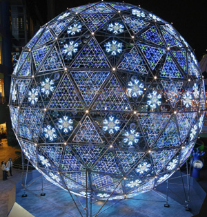 Caption Women look at Christmas decorations made of light emitting diodes (LED) in Tokyo November 24, 2009.(Xinhua/Reuters Photo)