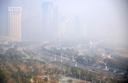 Fog shrouds the city of Hangzhou, capital of east China&apos;s Zhejiang Province, Nov. 26, 2009. City traffic and flights are interupted due to the fog. [Xinhua]