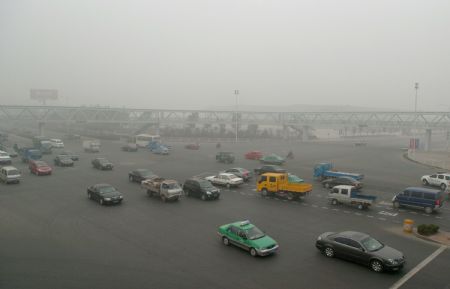 Vehicles move amist fog in Hefei, capital of east China&apos;s Anhui Province, Nov. 26, 2009. [Xinhua]