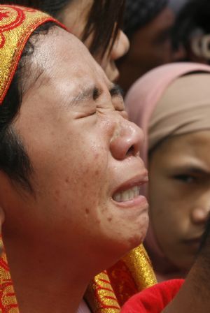 A family member weeps during a funeral in Buluan town for five members of Mangudadatus political clan who were among those massacred in Ampatuan, Maguindanao in southern Philippines November 26, 2009.(Xinhua/Reuters Photo)