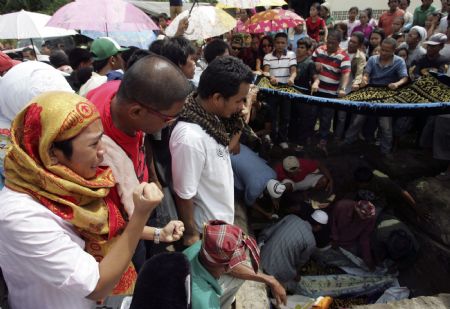 Mourners grieve as they bury in Buluan town, members of Mangudadato political clan who were among those massacred in Ampatuan, Maguindanao in southern Philippines November 26, 2009.(Xinhua/Reuters Photo)