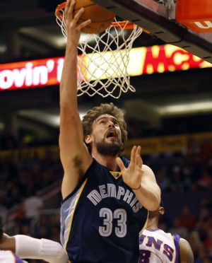 Memphis Grizzlies center Marc Gasol of Spain makes the layup against the Phoenix Suns in the first quarter of their NBA basketball game in Phoenix, Arizona November 25, 2009.(Xinhua/Reuters Photo)