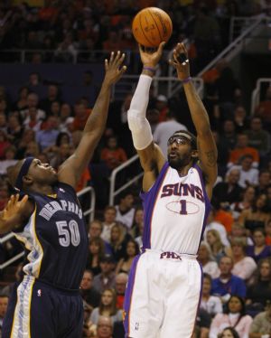 Phoenix Suns forward Amare Stoudemire (R) shoots over Memphis Grizzlies forward Zach Randolph in the third quarter of their NBA basketball game in Phoenix, Arizona November 25 2009. Suns wins with 126-111.(Xinhua/Reuters Photo)
