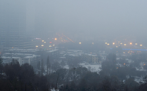 HHeavy fog blankets Urumqi, northwest China's Xinjiang Uygur Autonomous Region, November 25, 2009. [Xinhua] 