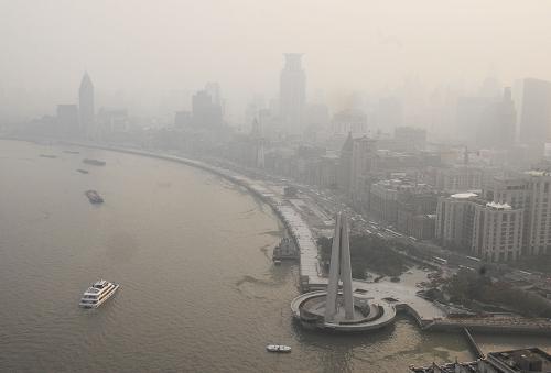 The photo taken on Nov. 25, 2009 shows the Huangpu River shrouded in heavy fog in Shanghai, east China.[Xinhua]