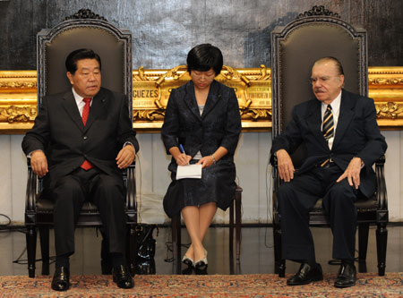 Jia Qinglin (1st L), chairman of the National Committee of the Chinese People&apos;s Political Consultative Conference, meets with Brazilian Federal Senate President Jose Sarney (1st R) in Brasilia on Nov. 26, 2009. [Li Xueren/Xinhua]