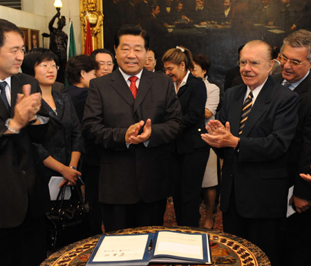 Jia Qinglin (C), chairman of the National Committee of the Chinese People&apos;s Political Consultative Conference, meets with Brazilian Federal Senate President Jose Sarney (2nd R) in Brasilia on Nov. 26, 2009. [Li Xueren/Xinhua]