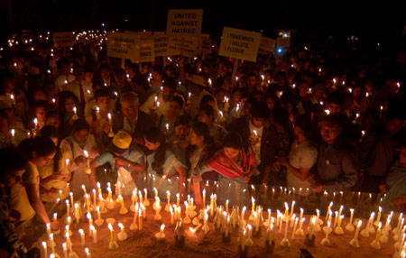 Indians take part in a candle light vigil to commemorate victims of last year&apos;s Mumbai carnage on the first anniversary of the terrorist attacks in Kolkata, capital of eastern Indian state West Bengal, Nov. 26, 2009. At least 195 people were killed and more than 300 others were injured in the terrorist attaks in Mumbai on November 26, 2008. [Tumpa Mondal/Xinhua]