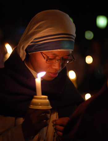 An Indian missionary nun takes part in a candle light vigil to commemorate victims of last year&apos;s Mumbai carnage on the first anniversary of the terrorist attacks in Kolkata, capital of eastern Indian state West Bengal, Nov. 26, 2009. At least 195 people were killed and more than 300 others were injured in the terrorist attaks in Mumbai on November 26, 2008. [Tumpa Mondal/Xinhua]