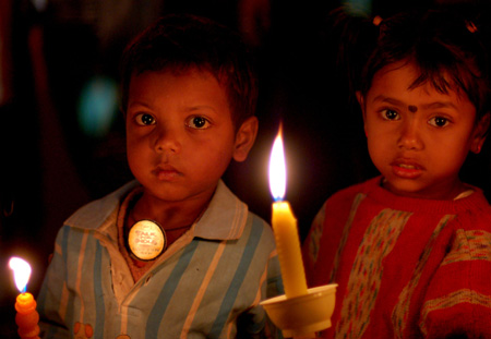 Indian children take part in a candle light vigil to commemorate victims of last year&apos;s Mumbai carnage on the first anniversary of the terrorist attacks in Kolkata, capital of eastern Indian state West Bengal, Nov. 26, 2009. [Tumpa Mondal/Xinhua]