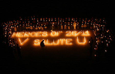 Students hold candles during a vigil to commemorate Mumbai victims on the eve of the first anniversary of a militant attack in Mumbai, in Chandigarh Nov. 25, 2009. [Xinhua/Reuters]